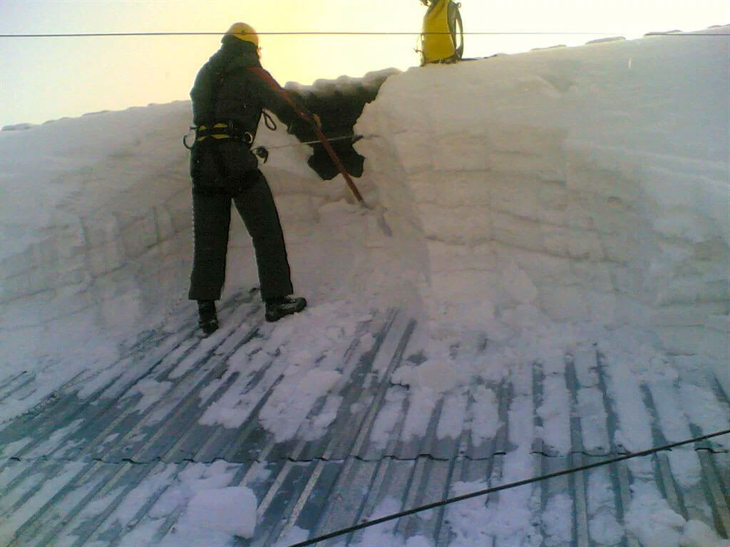 Уборка снега цена в Ивангороде